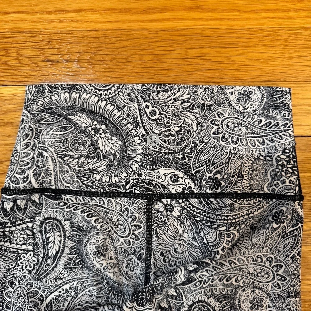 Lululemon High Times Pant Antique Paisley White Black - Size 4